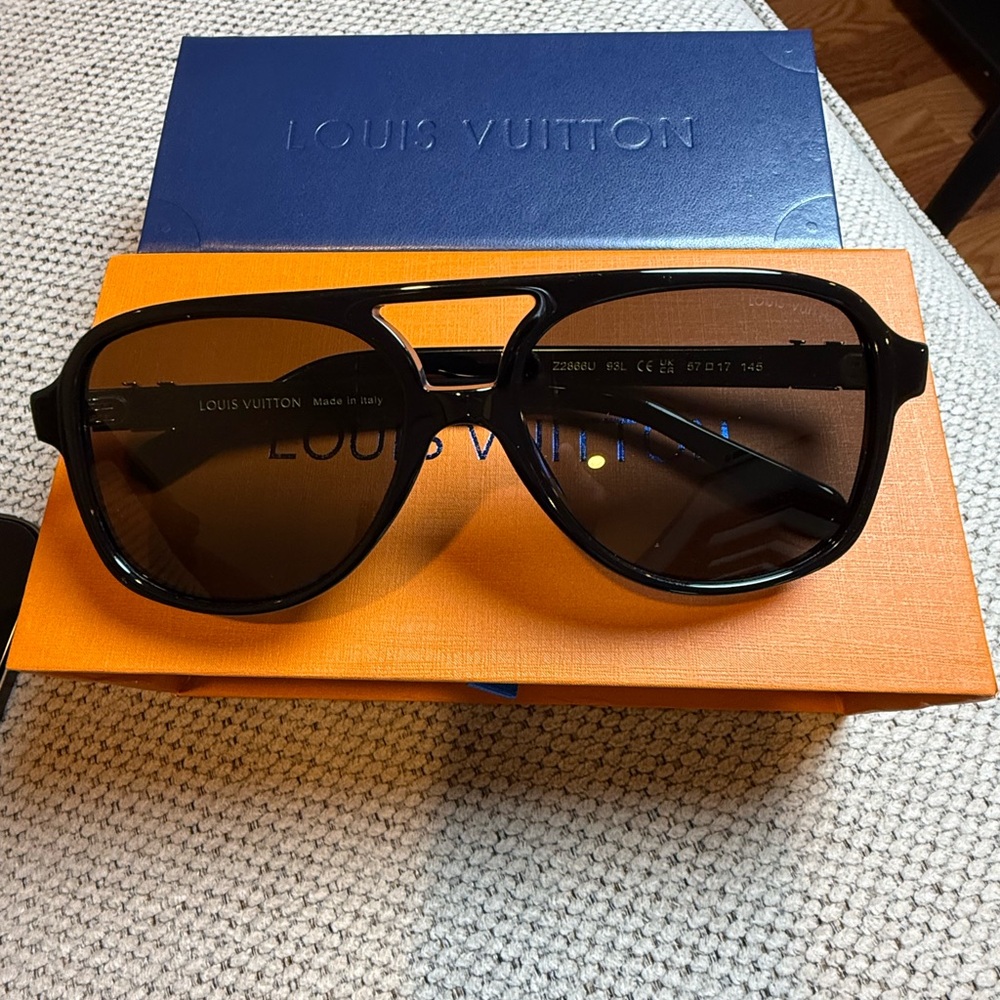 Louis Vuitton Black Sunglasses with Dark Smoke Lenses - Picture 2 of 9